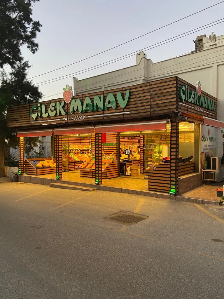 Akşam görünümünde ahşap çıtalı ve aydınlatmalı mağaza cephesi; uygulama fotoğrafı